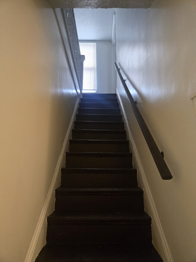 Building Photo - "5-Bedrooms with 2 Full Baths on Olive Street with 1676 sq feet!"