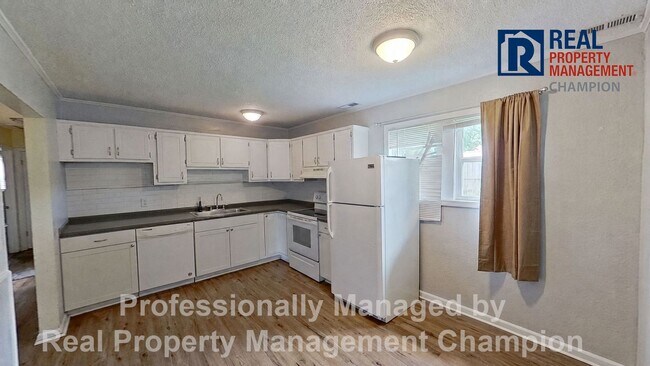 Building Photo - 3 BD/2 BA Home w/Attached Garage on Large Corner Lot w/Fenced Backyard