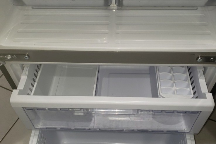 Kitchen Freezer drawers. - 9114 Alcott St