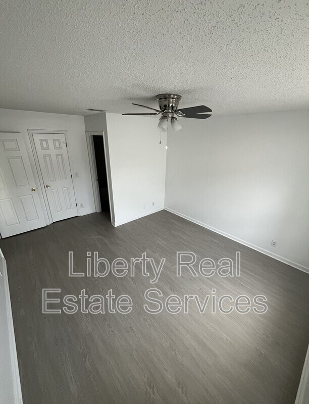 Building Photo - 910 Brett Dr