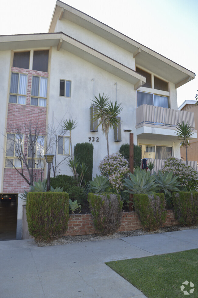 Building Photo - 932 10th St in Santa Monica.  North of Wil...