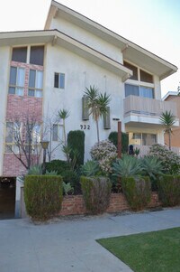 Building Photo - 932 10th St in Santa Monica.  North of Wil...