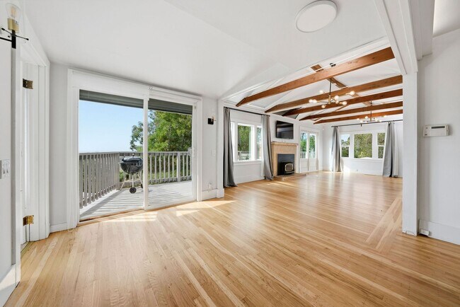 Building Photo - 4 Bed/2.5 Bath Multilevel Home with Amazing Views!