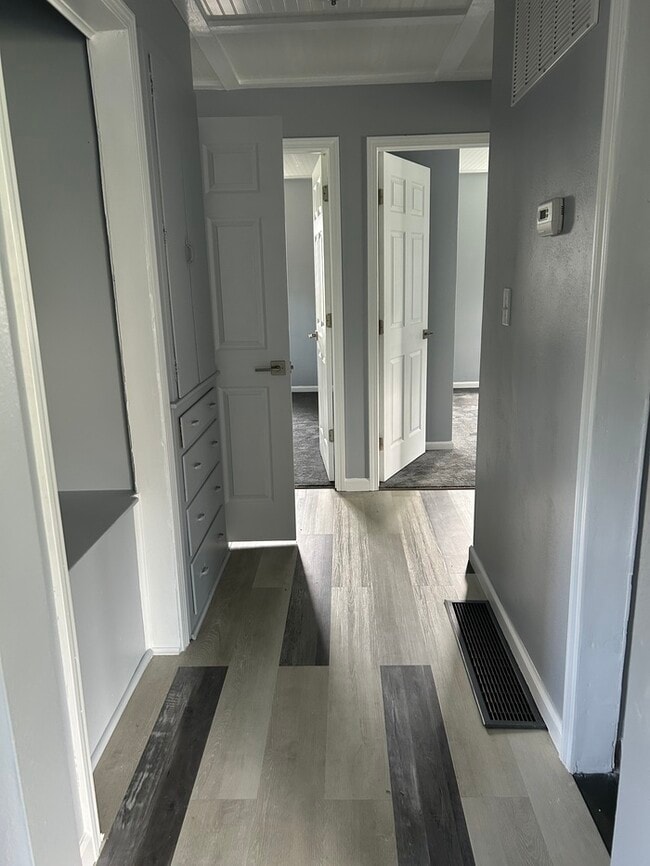 Building Photo - Newly Renovated 2 Bedroom Home Available f...