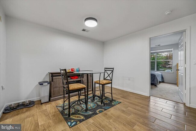 Building Photo - 10010 Vanderbilt Cir