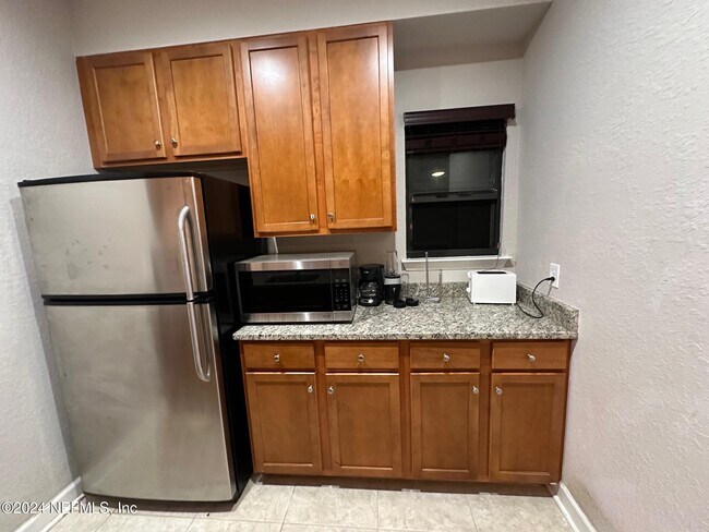 Building Photo - 439 Midway St