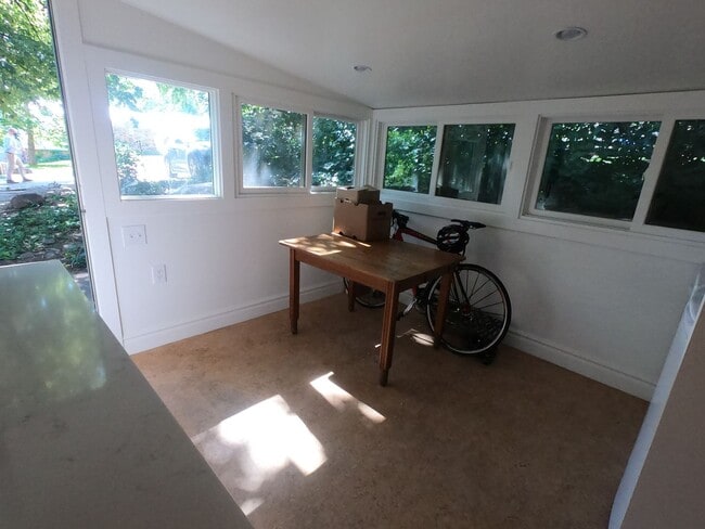 Building Photo - 102 Clematis Dr