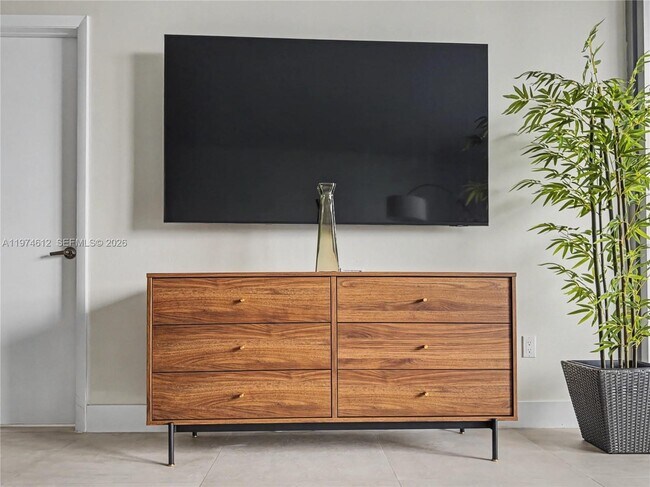 Building Photo - 475 Brickell Ave