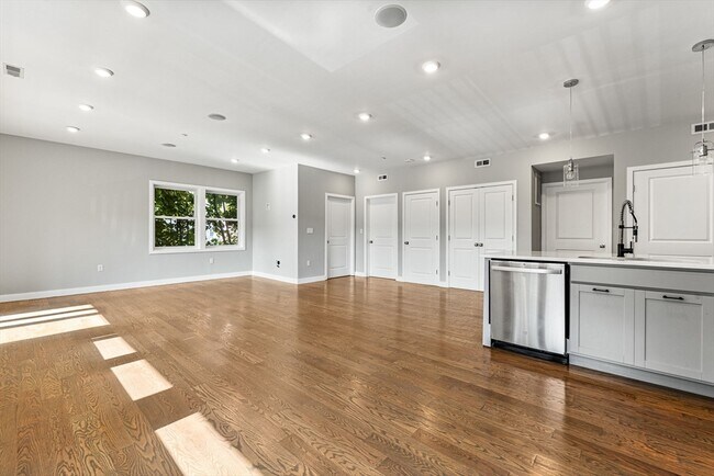 Building Photo - 10 Ruthven Park