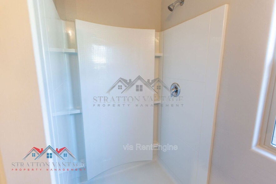 Building Photo - 495 E Rio Pl