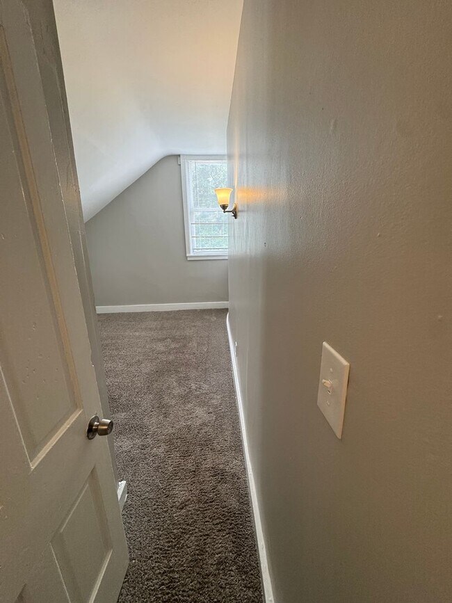 Building Photo - Spacious Four Bedroom House Close to Downt...