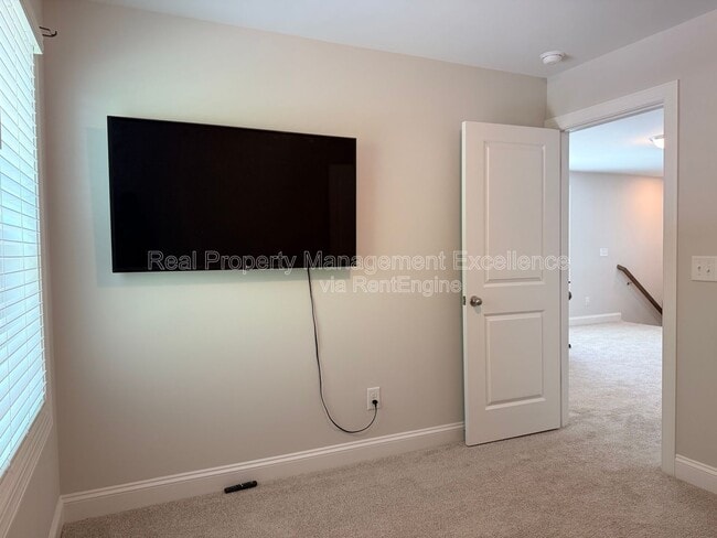 Building Photo - 540 Barrington Row Ave