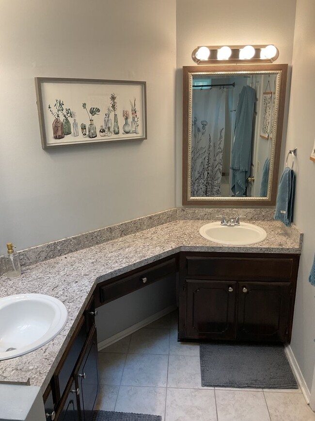 Building Photo - Spacious & Stylish Home in Bluewater Bay!