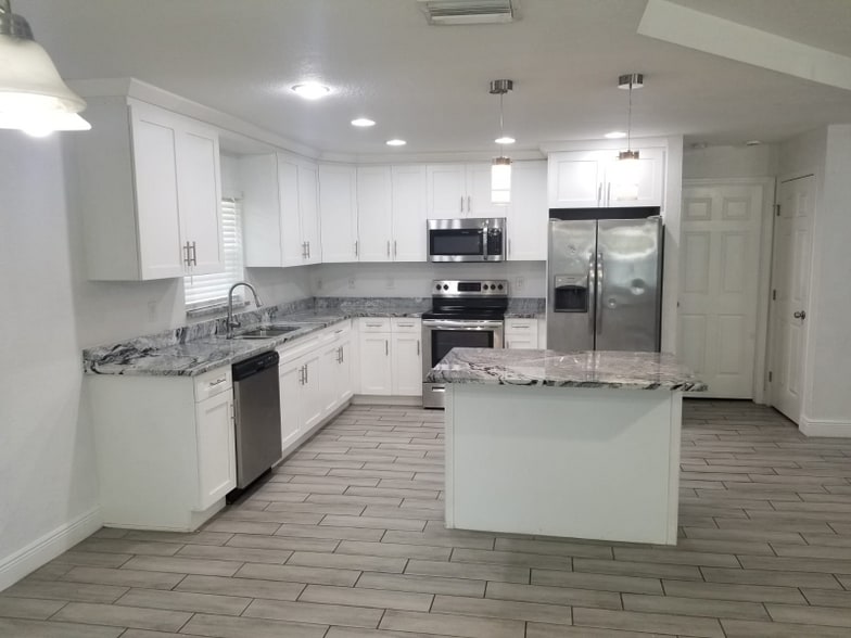 Building Photo - 1406 E Renfro St