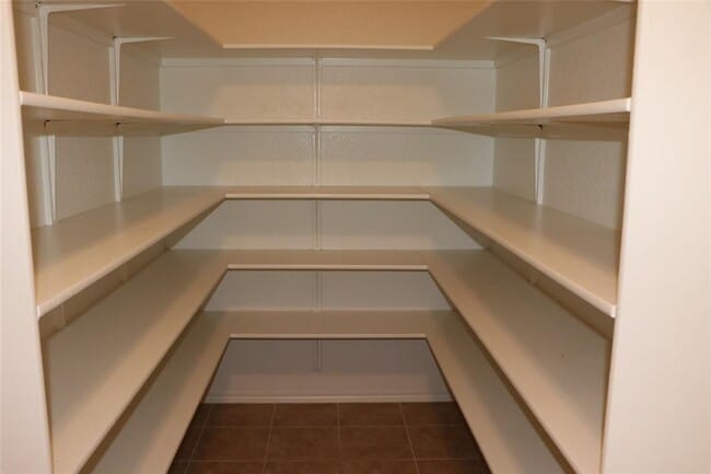 Building Photo - 321 Parrot Tulip View