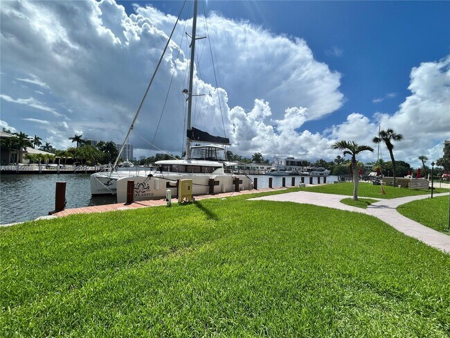 Building Photo - 301 Golden Isles Dr