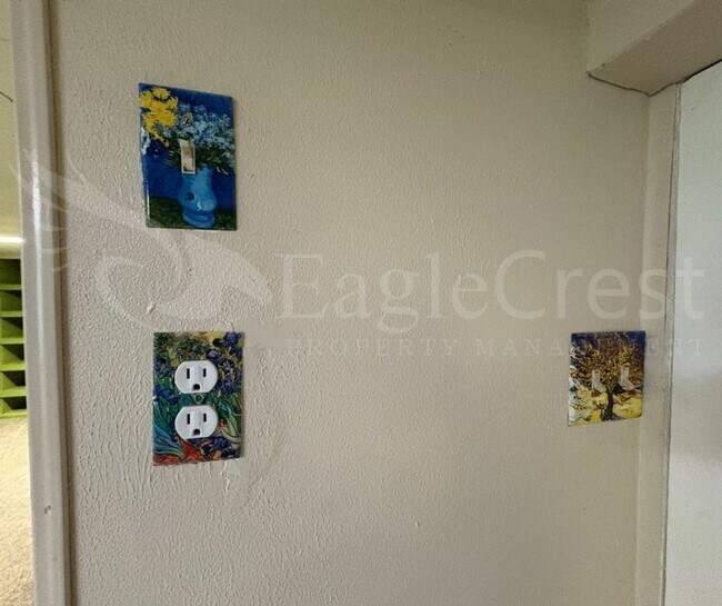 Building Photo - Three Bedroom, Two Bathroom House Near Sha...