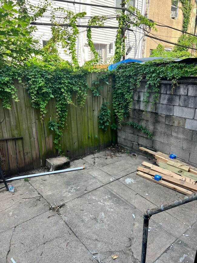 Building Photo - 2Bd/ 1Bth House!! SECTION 8 ONLY!!
