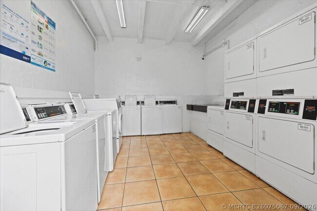 Building Photo - 2531 NW 39th Terrace