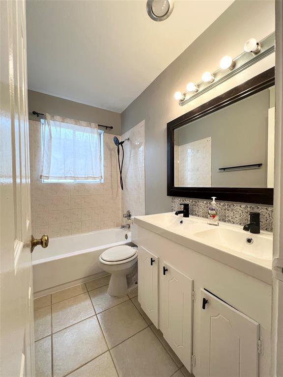 Building Photo - 2121 Fountain View Dr
