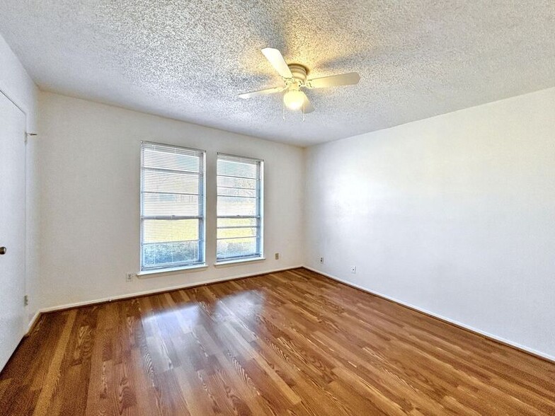 Building Photo - 1405B Braker Ln