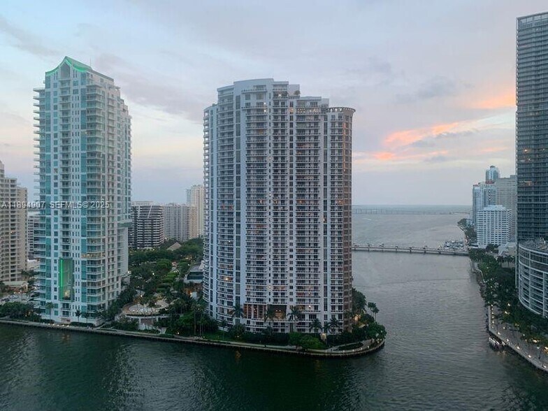 Building Photo - 300 S Biscayne Blvd