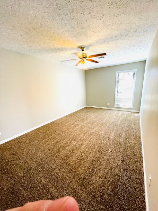 Building Photo - ** 2 bed 2 bath located off Taylor and Alt...