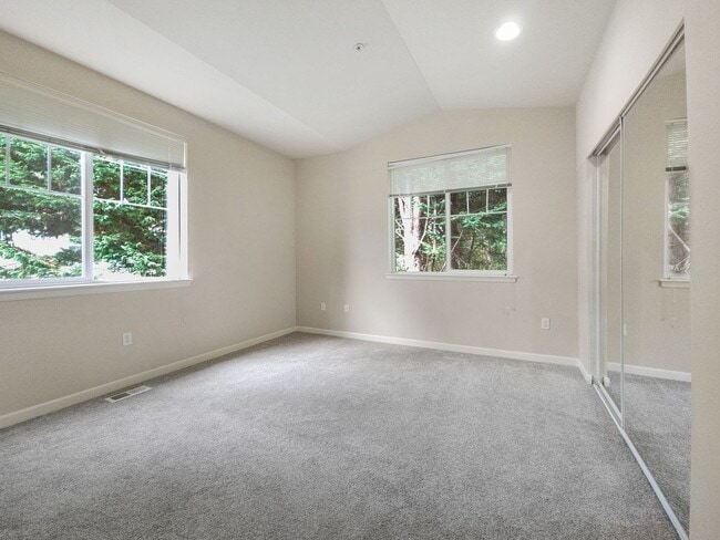 Building Photo - Comfortable 3-Bed End Unit Townhome Near F...