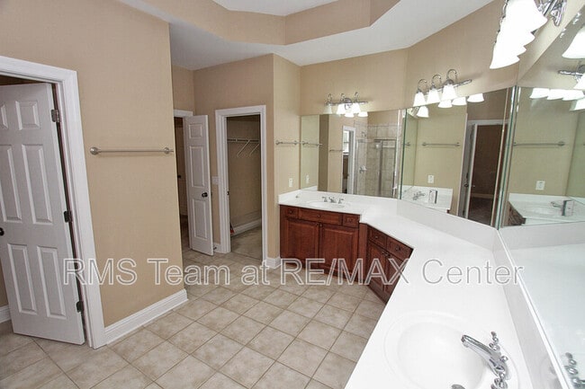 Building Photo - 3029 Woodwalk Dr