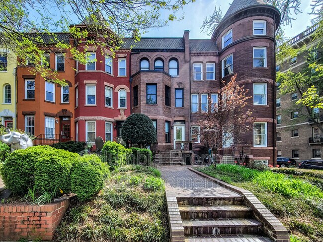 Primary Photo - 1936 Biltmore St NW