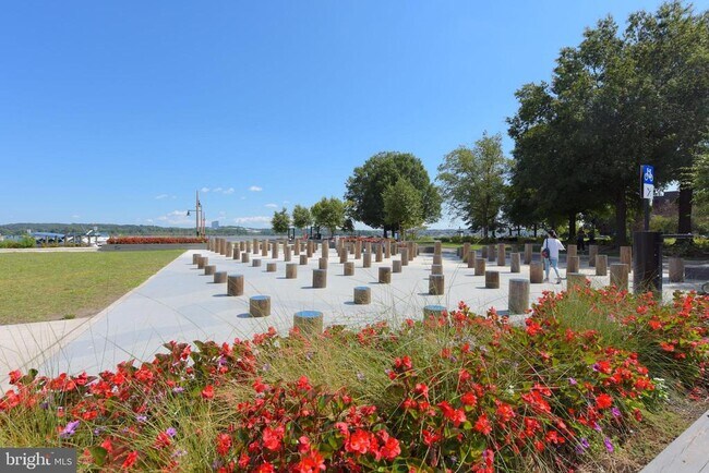 Building Photo - 700 Kahn Pl