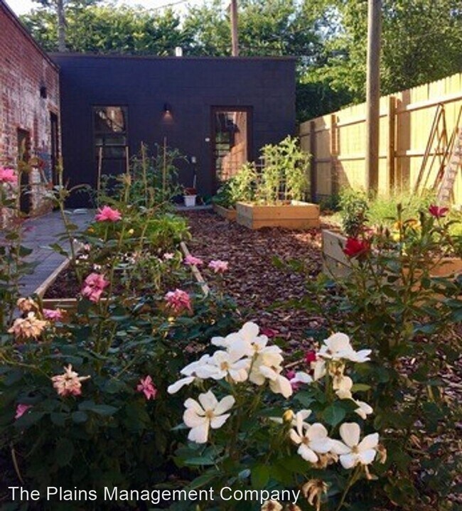 Building Photo - 1313 Hull St