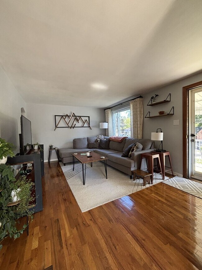 Building Photo - 3 Bed 1 Bath in Coraopolis, PA