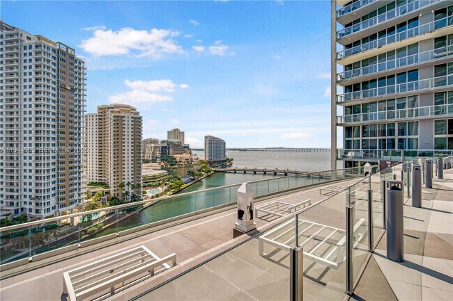 Building Photo - 495 Brickell Ave