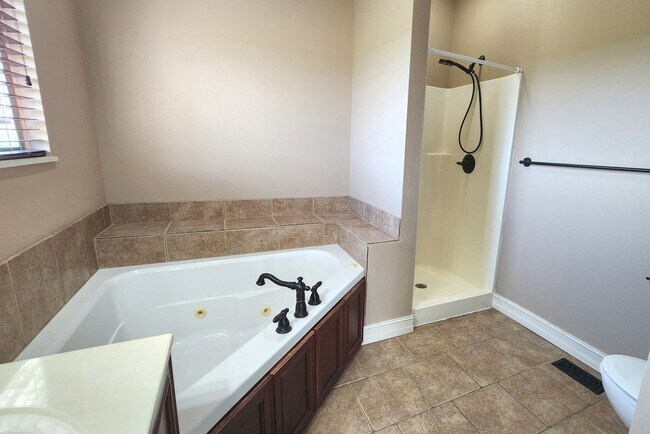Building Photo - -NIXA- 5 bed 3 bath Home | TWO Large Maste...