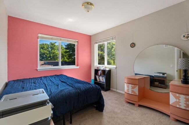 Building Photo - 749 Eagle Dr