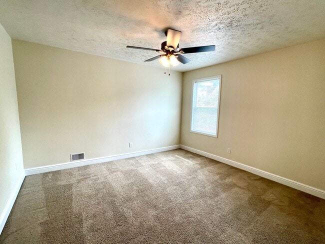 Building Photo - Amazing 4 Bedroom House! Hardwood, 2.5 Baths Stainless, A/C