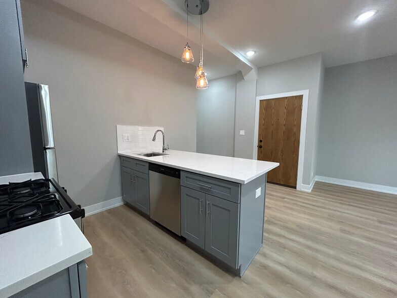 Building Photo - 423 W Belden Ave