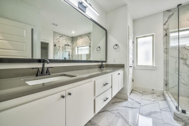 Building Photo - Luxury Living Redefined in the Heart of Fort Worth.