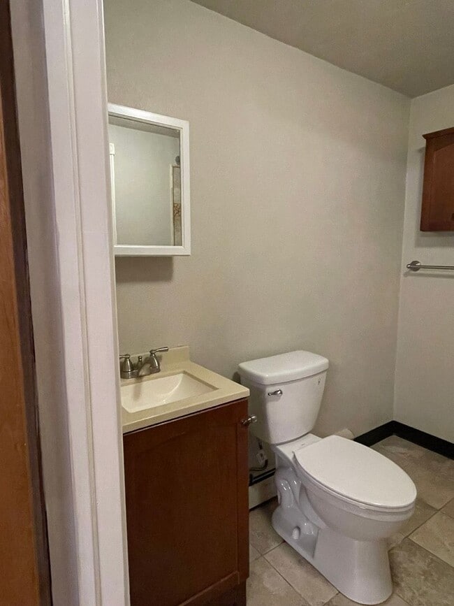 Building Photo - STUDENTS WELCOME! Sprawling Ranch Style 3 Bedroom 3 Bath Home w/ finished basement in Midtown For...