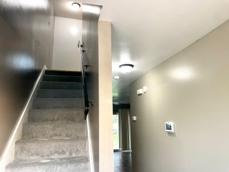 Building Photo - 3561 Kings Dr