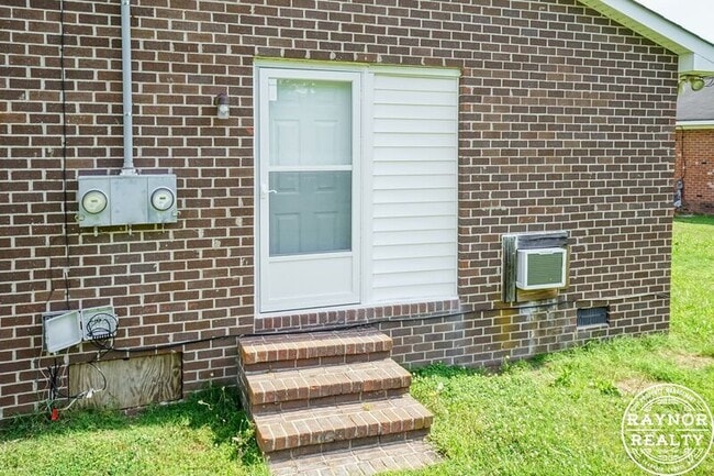 Building Photo - 1721-1723 Windsor Dr