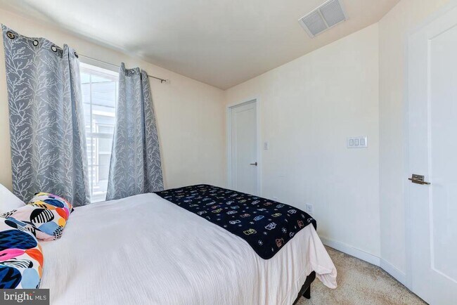 Building Photo - 10 Manchester Dr