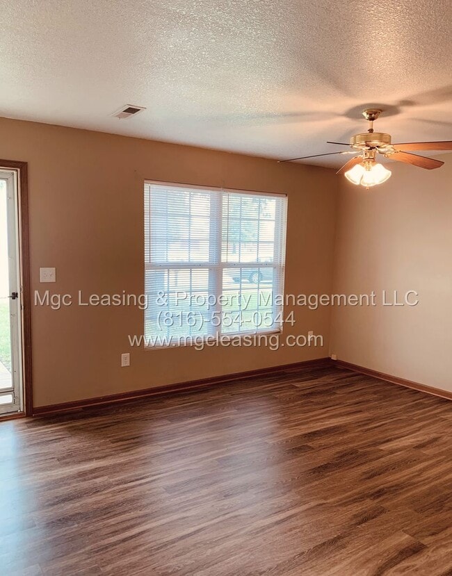 Building Photo - 200-202 NW Parker Dr