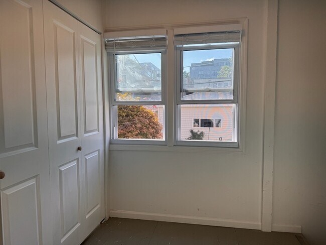 Building Photo - 3834 N Hermitage Ave