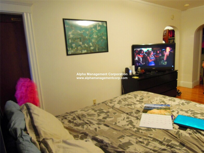 Building Photo - 349 Pleasant St