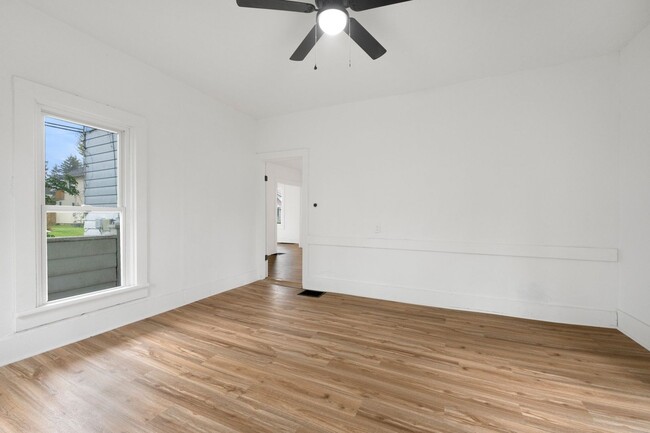 Building Photo - New Listing! 2 bed 1 bath