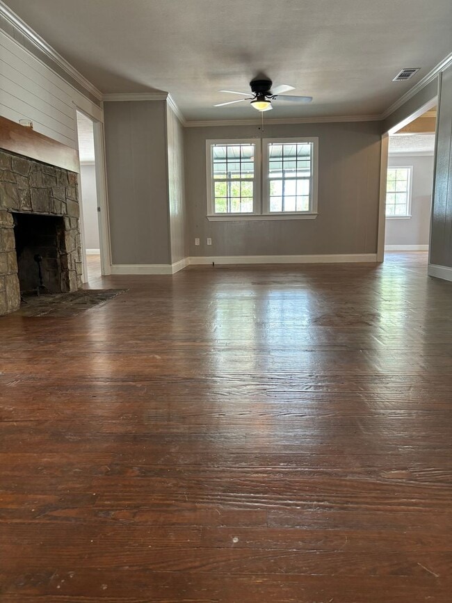 Building Photo - 1 Month Free Rent!! FarmHouse with Room for Everyone