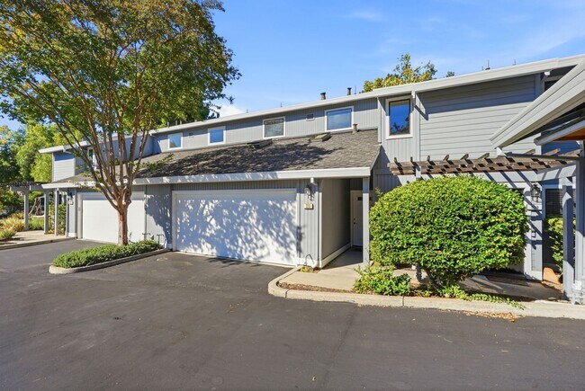 Building Photo - 320 Grapevine Pl