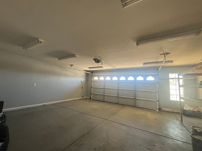 Building Photo - Lake front 3 bed 2 bth home in Helendale!